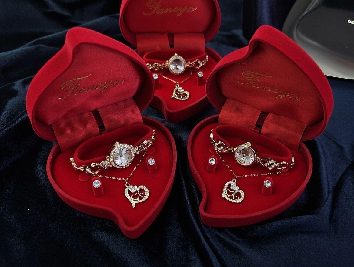 Conjunto de joyas dorado aleatorio con joyero de corazon.